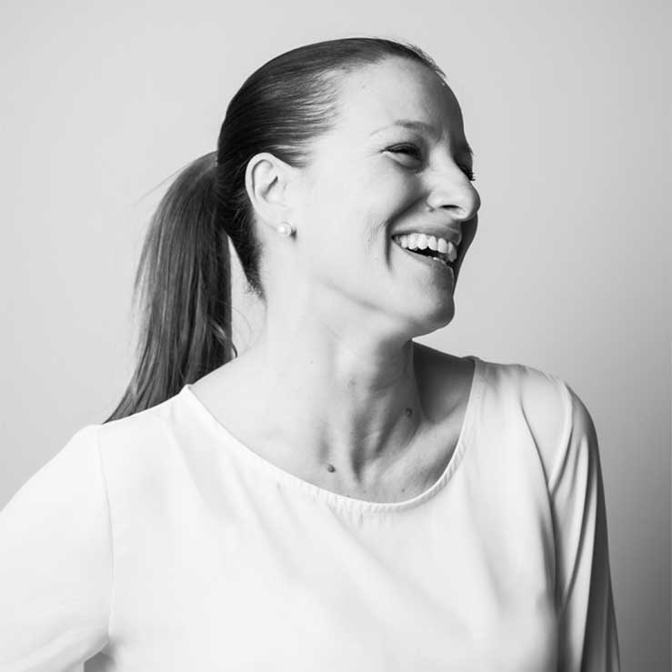 Ritratto in bianco e nero di una donna sorridente
