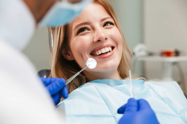 Paziente sorridente durante una visita odontoiatrica