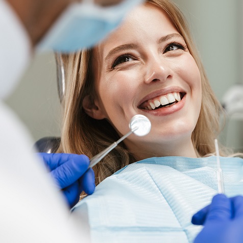 ragazza sorridente sulla poltrona del dentista