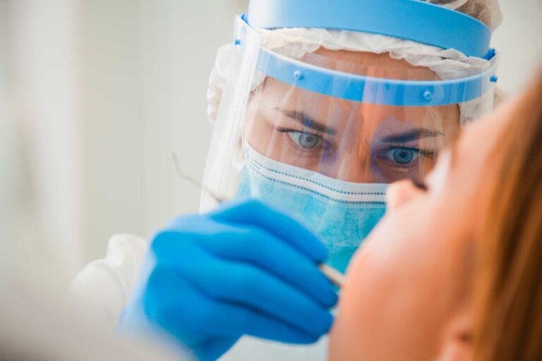 Professionista odontoiatrico al lavoro